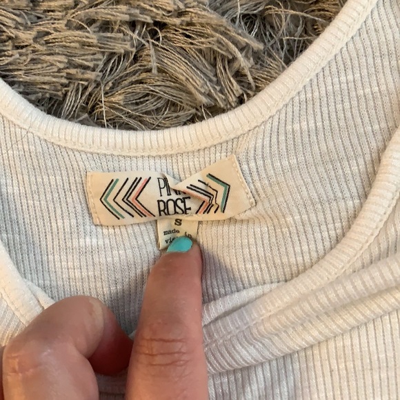 White top - Picture 2 of 3